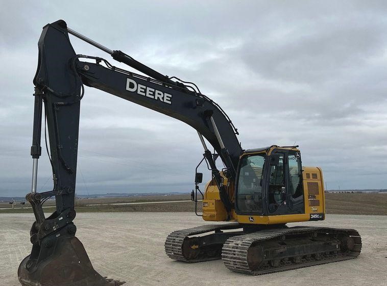 2017 John Deere 245G LC